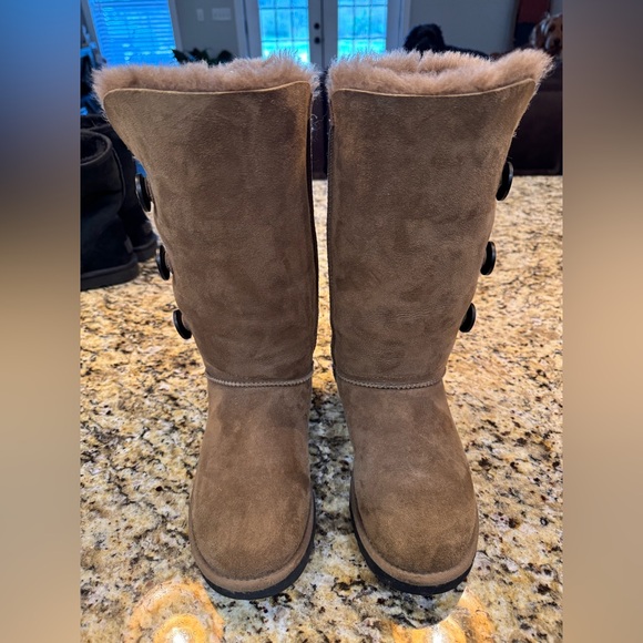 Ugg boots- size 9 - Picture 2 of 5